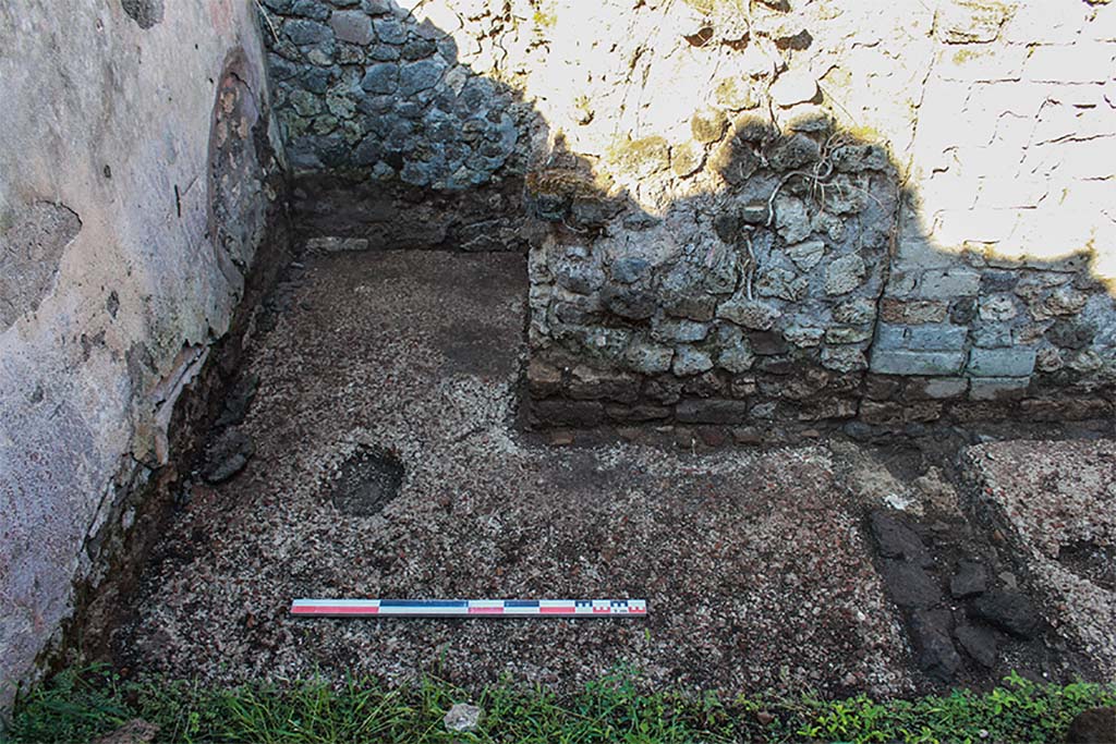 Fig. 9 � Pomp�i, boulangerie I 3, 27 � Mur aras� dans la salle du p�trin (vue de l�est).
Clich� : C. Salviani � EFR. Utilisation soumise � CC-BY-NC-SA 4.0
