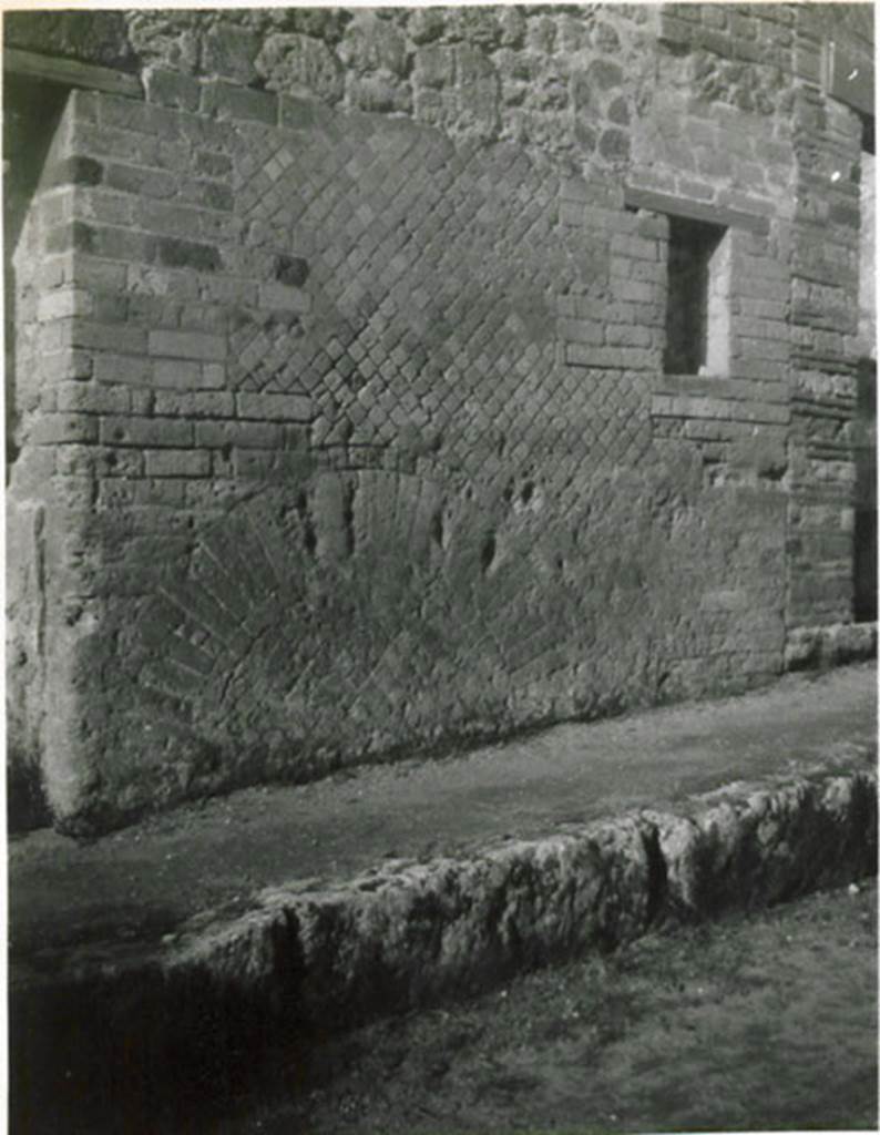 I.3.29 Pompeii. 1935 photograph taken by Tatiana Warscher. Exterior street facade wall between I.3.29 and I.3.28, on the right.
See Warscher, T, 1935: Codex Topographicus Pompejanus, Regio I, 3: (no.76), Rome, DAIR, whose copyright it remains.