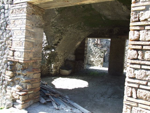 I.3.31 Pompeii. September 2005. Entrance room. Looking east. Bench.