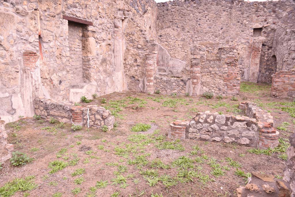 I.4.2 Pompeii. October 2019. Looking north from tablinum across portico to garden area, with doorway to triclinium, on right.
Foto Tobias Busen, ERC Grant 681269 D�COR.
