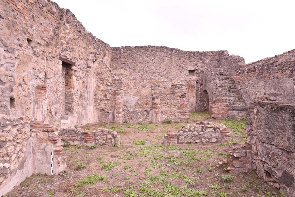 I.4.2 Pompeii. October 2019. Looking east across tablinum, lower, towards garden and windowed triclinium, at rear.
Foto Tobias Busen, ERC Grant 681269 D�COR.

