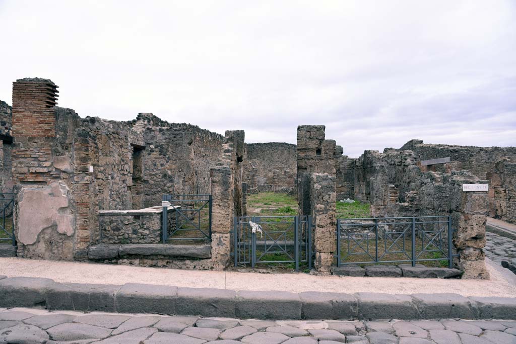 I.4.3, on left, I.4.2 in centre, I.4.1, on right, Pompeii. October 2019. Looking east on Via Stabiana.
Foto Tobias Busen, ERC Grant 681269 D�COR.

