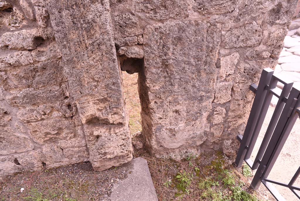 I.4.2 Pompeii. October 2019. Detail of south wall at site of step between corridor and vestibule.
Foto Tobias Busen, ERC Grant 681269 D�COR.
