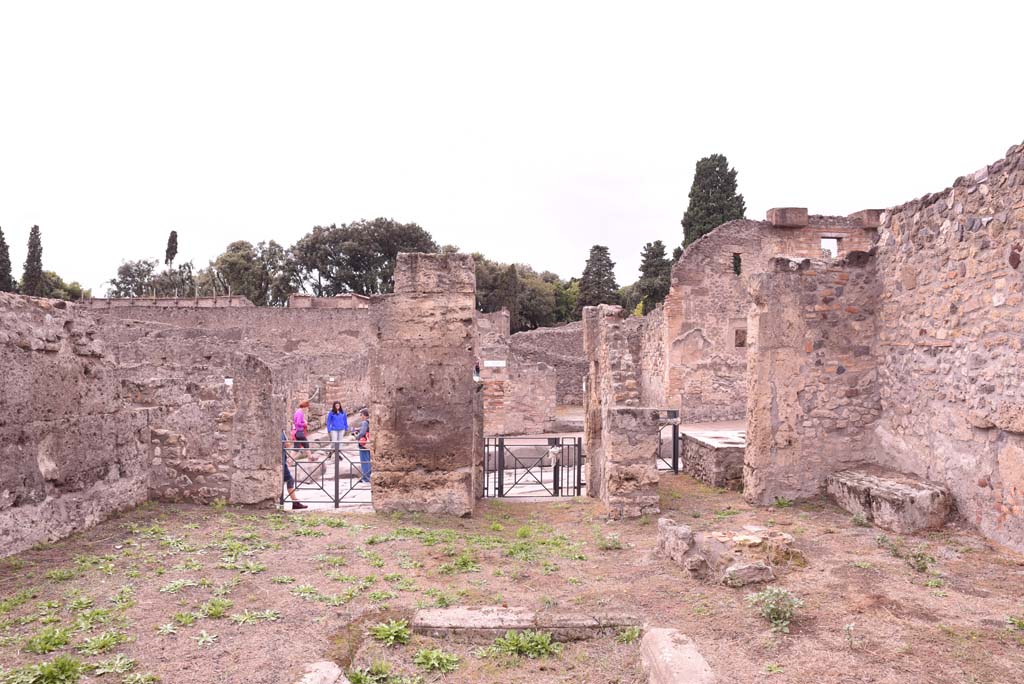 I.4.2 Pompeii. October 2019. Looking west across impluvium in atrium, towards entrance doorway, in centre.
Foto Tobias Busen, ERC Grant 681269 D�COR.

