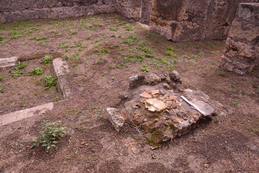 I.4.2 Pompeii. October 2019. Looking south across west end of atrium, with impluvium and hearth.
Foto Tobias Busen, ERC Grant 681269 D�COR.

