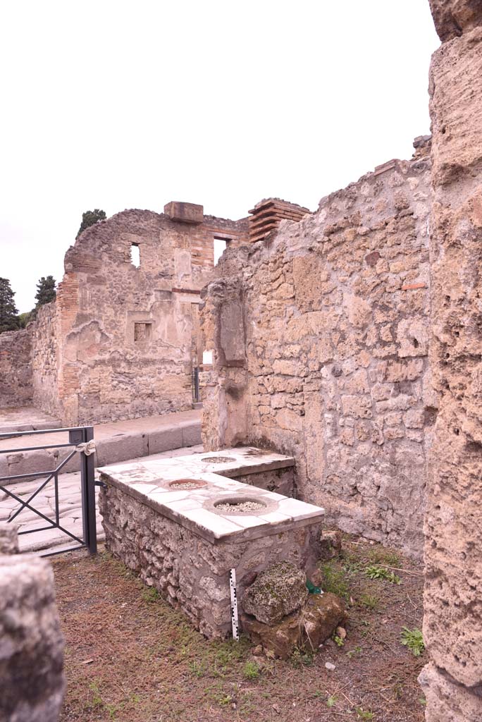 I.4.3 Pompeii. October 2019.
Looking north-west across bar-room from doorway of atrium in I.4.2
Foto Tobias Busen, ERC Grant 681269 D�COR.
