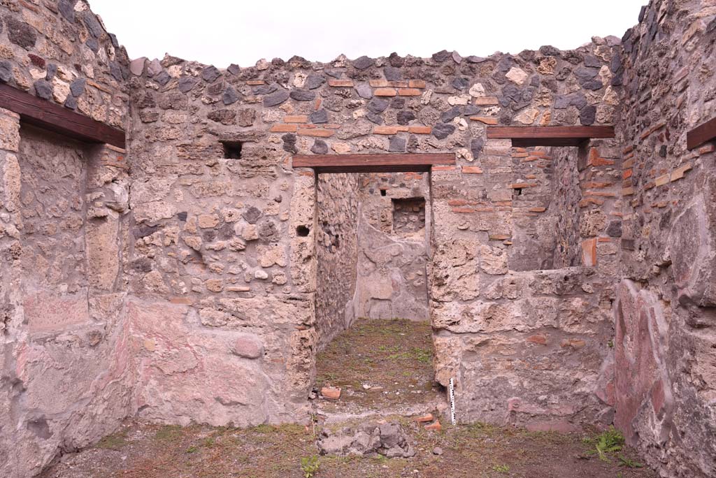 I.4.4 Pompeii. October 2019. Looking towards north-east corner and east wall of shop-room, with doorway to rear room.
Foto Tobias Busen, ERC Grant 681269 D�COR.
