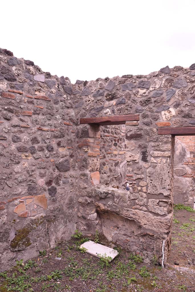 I.4.4 Pompeii. October 2019. South-west corner of rear room, with window into shop-room.
Foto Tobias Busen, ERC Grant 681269 D�COR.
