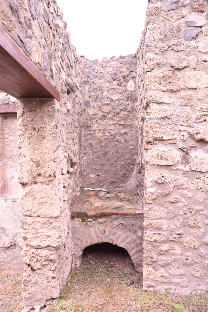 I.4.4 Pompeii. October 2019. Hearth against north wall in north-west corner of rear room
Foto Tobias Busen, ERC Grant 681269 D�COR.

