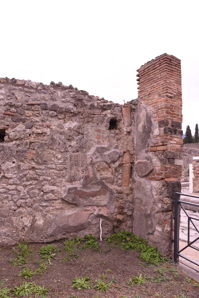 I.4.4 Pompeii. October 2019. South-west corner of shop-room with downpipe from upper floor.
Foto Tobias Busen, ERC Grant 681269 D�COR.
