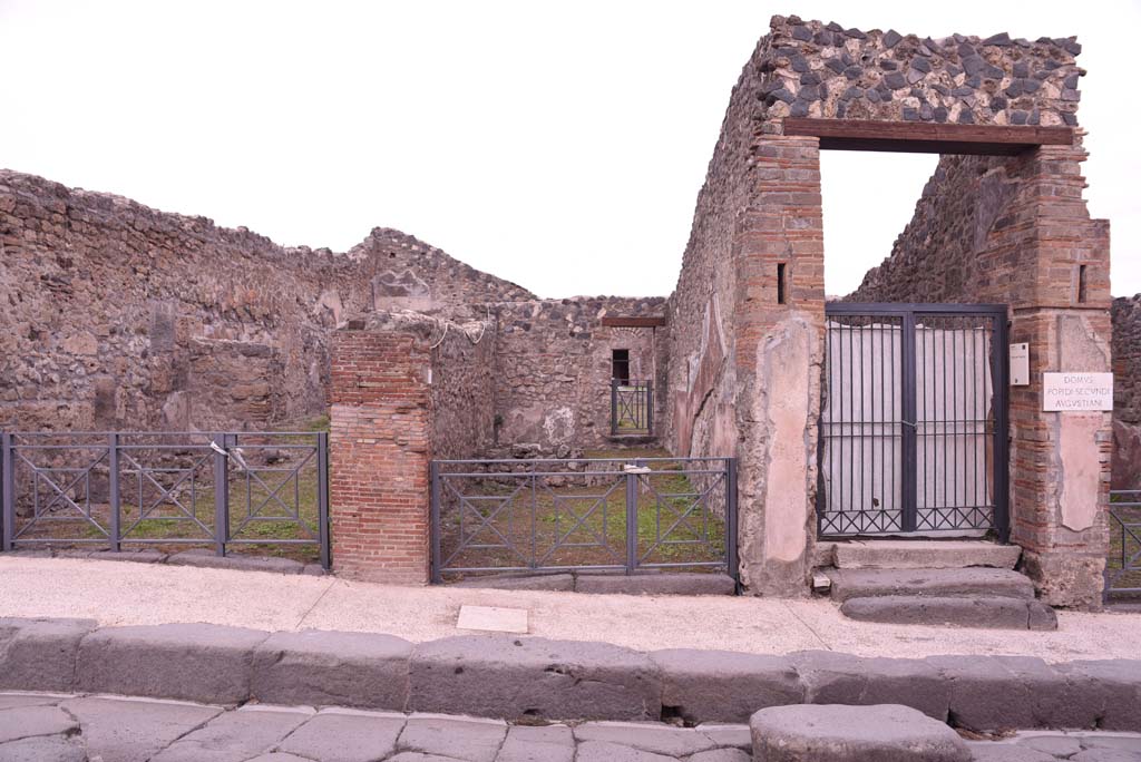 I.4.6 Pompeii, in centre, with I.4.7, on left, and I.4.5, on right. October 2019. Looking east towards entrance doorways. 
Foto Tobias Busen, ERC Grant 681269 D�COR.

