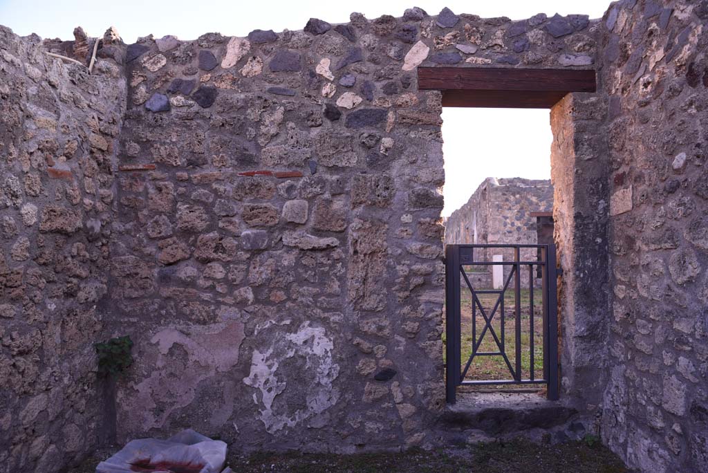 I.4.6 Pompeii. October 2019. Rear room, east wall with doorway into I.4.5.
Foto Tobias Busen, ERC Grant 681269 D�COR.

