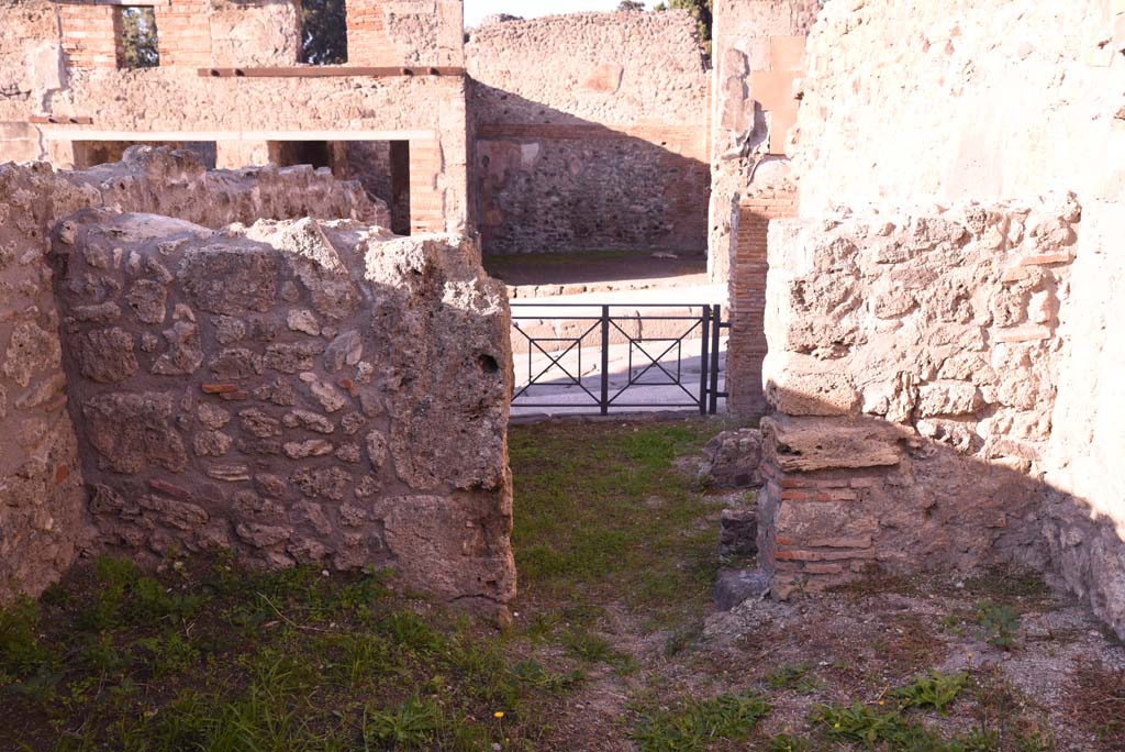 I.4.7 Pompeii. October 2019. West wall of �middle� room, with doorway to shop-room.
Foto Tobias Busen, ERC Grant 681269 D�COR.
