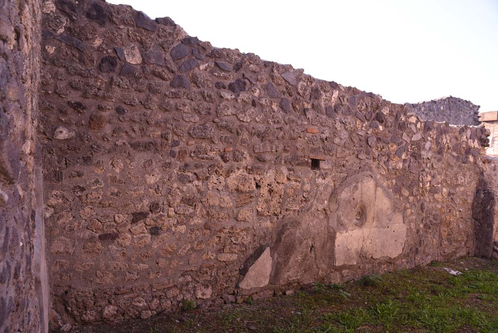 I.4.7 Pompeii. October 2019. South-east corner, on left, and south wall of triclinium.
Foto Tobias Busen, ERC Grant 681269 D�COR.

