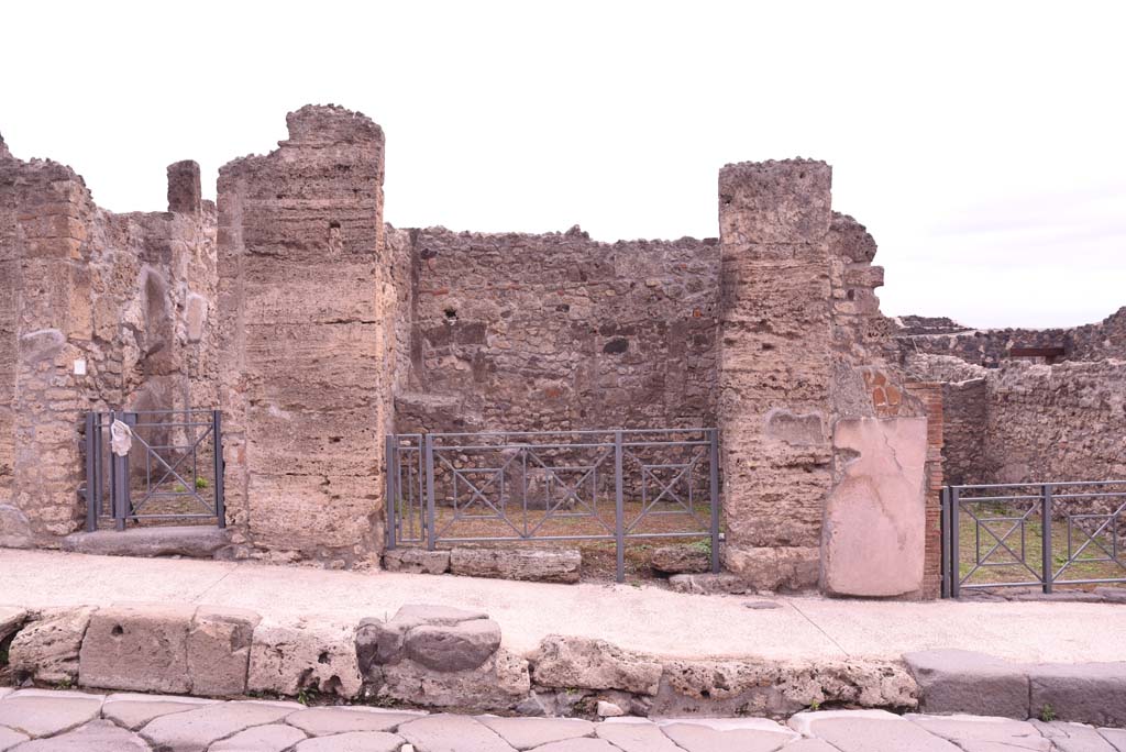 I.4.8, in centre, Pompeii. October 2019. Looking towards entrance doorways, with I.4.9, on left, and I.4.7, on right.   
Foto Tobias Busen, ERC Grant 681269 D�COR.


