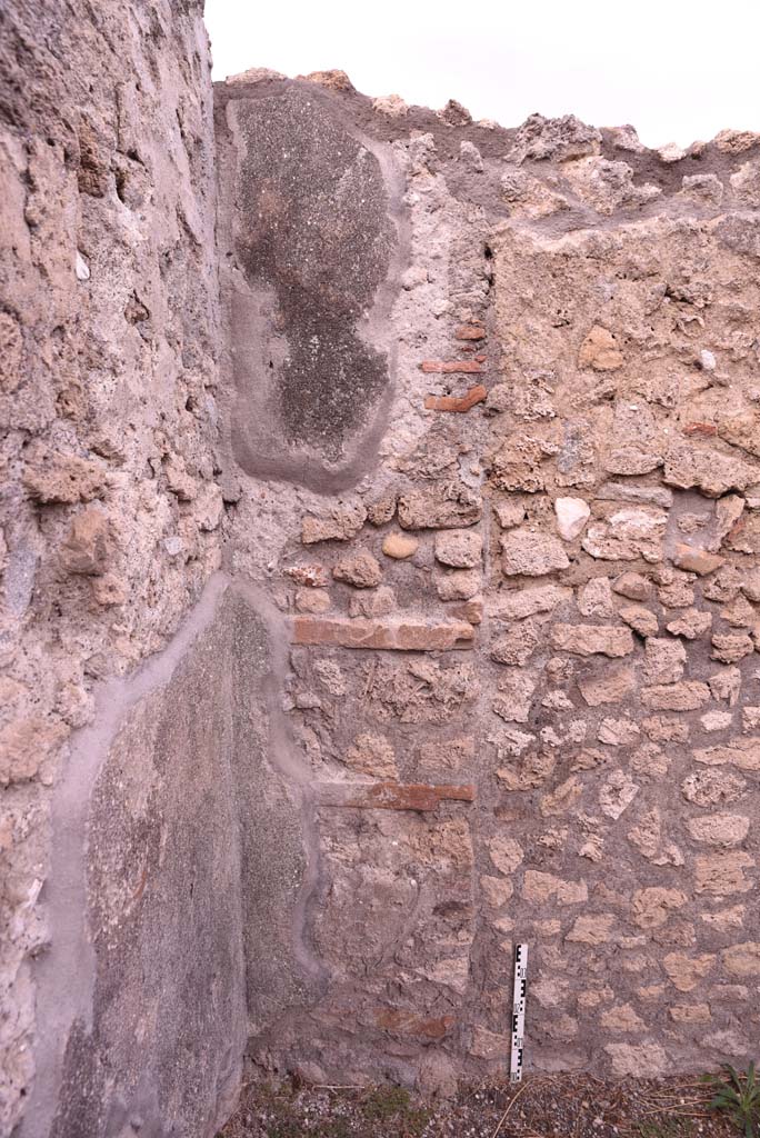 I.4.9 Pompeii. October 2019. Room f, detail from north-east corner, and east wall.
Foto Tobias Busen, ERC Grant 681269 D�COR.

