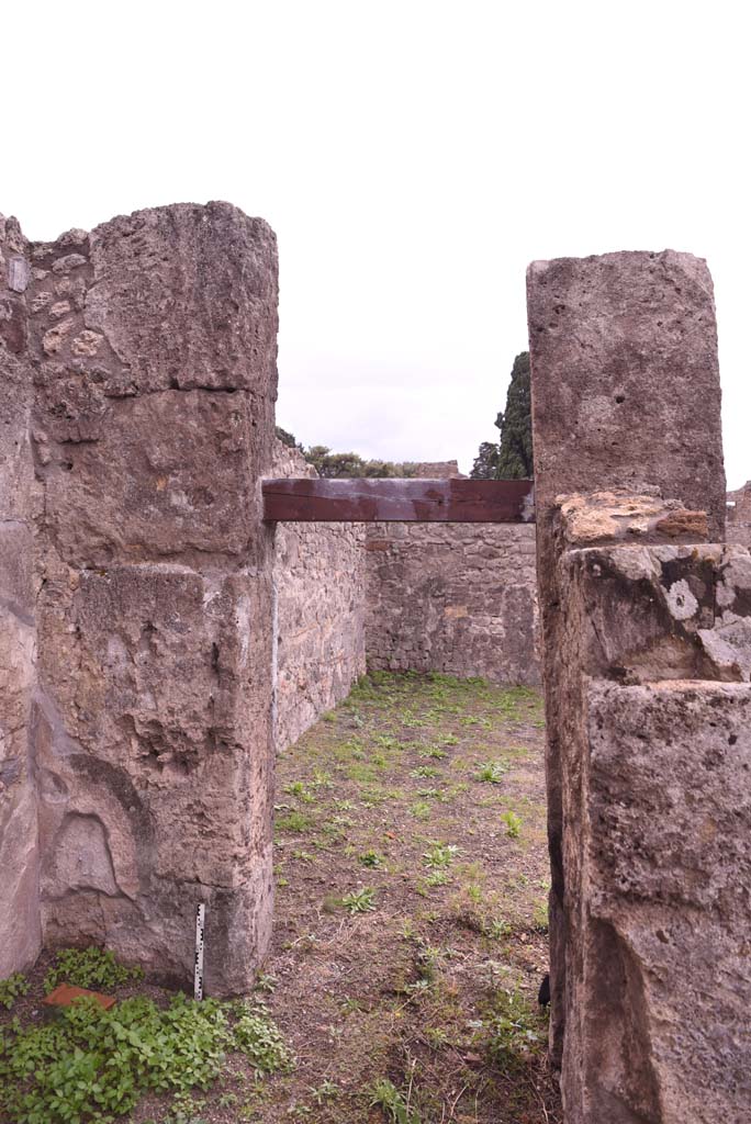 I.4.9 Pompeii. October 2019. Room g, west wall with doorway to atrium.
Foto Tobias Busen, ERC Grant 681269 D�COR.
