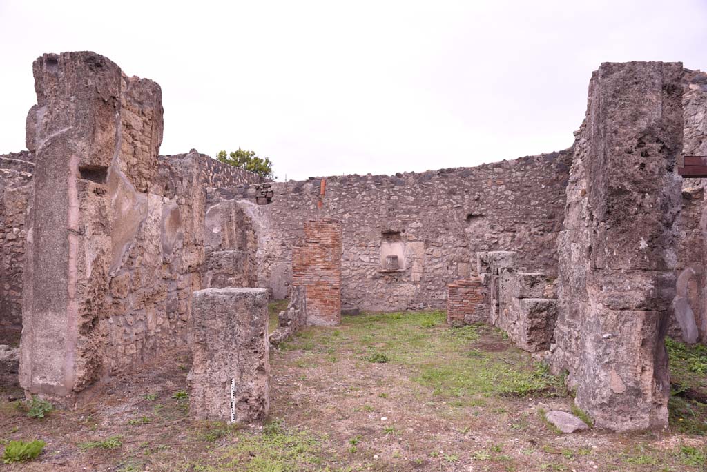 I.4.9 Pompeii. October 2019. 
Tablinum h, in centre, with corridor i, on left, and doorway to room g, on right, looking east from atrium.
Foto Tobias Busen, ERC Grant 681269 D�COR.
