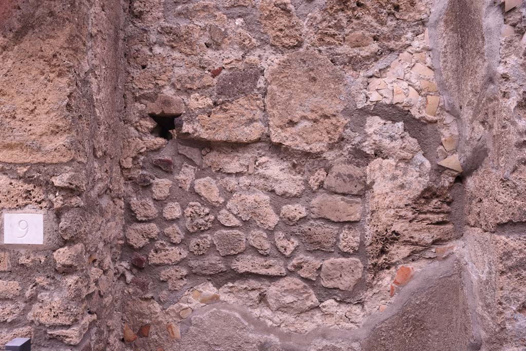 I.4.9 Pompeii. October 2019. Detail from middle area of north side of vestibule/entrance corridor, at west end.
Foto Tobias Busen, ERC Grant 681269 D�COR.

