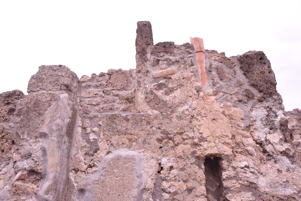 I.4.9 Pompeii. October 2019. Detail from upper area of north side of entrance corridor, at east end, with downpipe from upper floor.
Foto Tobias Busen, ERC Grant 681269 D�COR.

