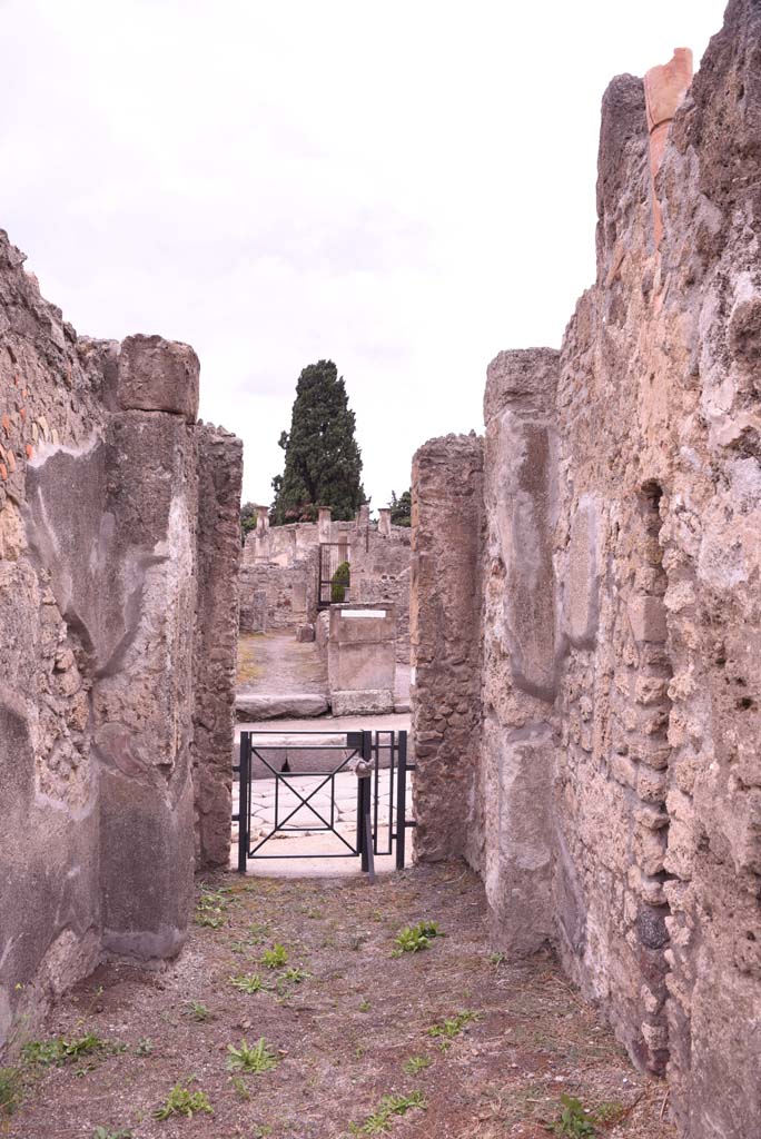 I.4.9 Pompeii. October 2019. 
Looking west along entrance corridor/fauces, into vestibule, and Via Stabiana.
Foto Tobias Busen, ERC Grant 681269 D�COR.
