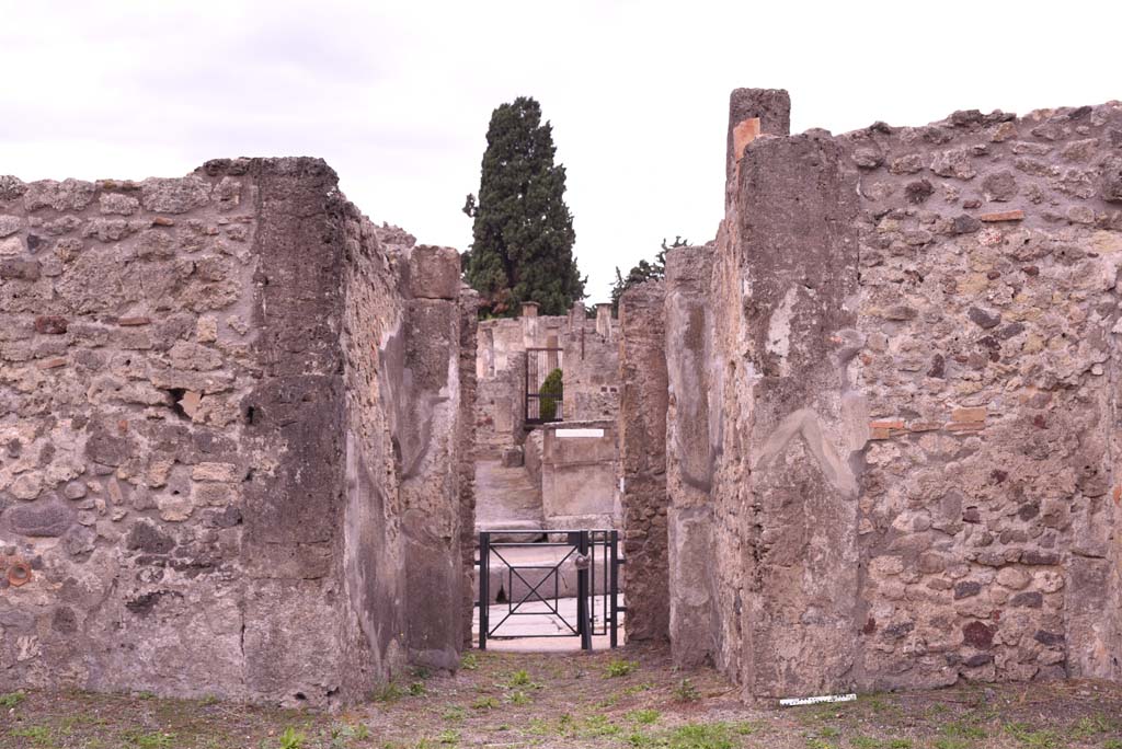 I.4.9 Pompeii. October 2019. Atrium b, Looking west towards entrance corridor, and Via Stabiana.
Foto Tobias Busen, ERC Grant 681269 D�COR.


