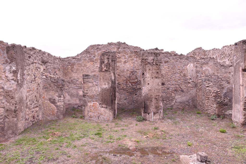 I.4.9 Pompeii. October 2019. Atrium b, looking towards north side, with rooms c, on left, d and ala e, on right.
Foto Tobias Busen, ERC Grant 681269 D�COR.
