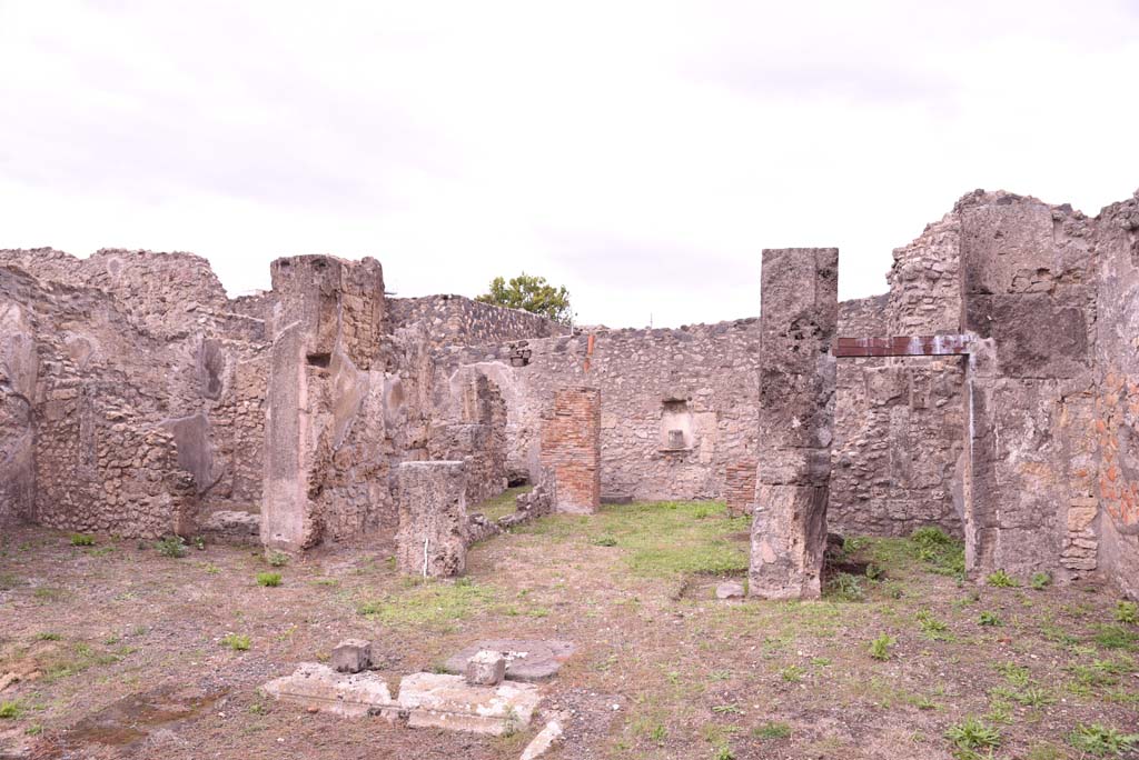 I.4.9 Pompeii. October 2019. 
Atrium b, looking towards east side, with doorway to room f, on left, corridor i, tablinum h, and doorway to room g, on right.
Foto Tobias Busen, ERC Grant 681269 D�COR.
