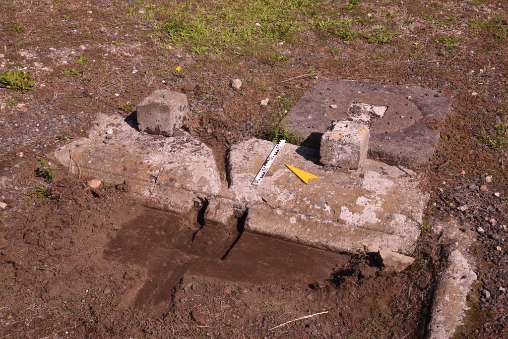 I.4.9 Pompeii. October 2019. Atrium b, looking towards east end of impluvium, with remains of table, and site of cistern-mouth.
Foto Tobias Busen, ERC Grant 681269 D�COR.
