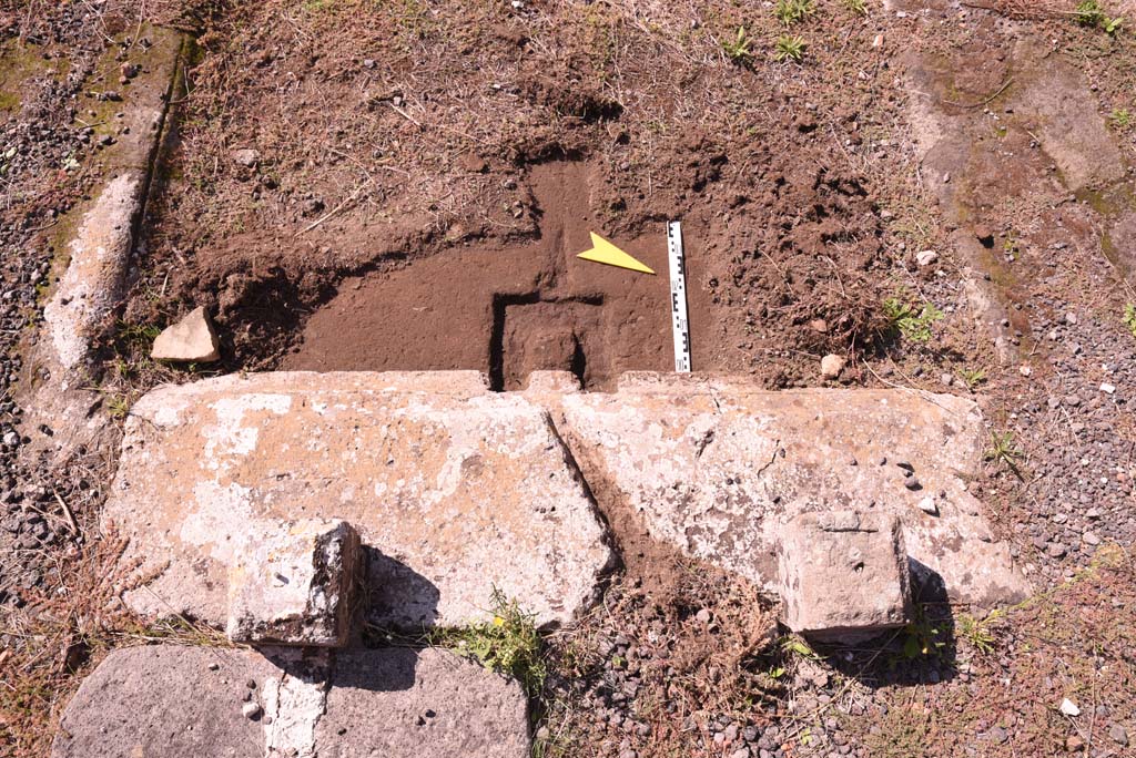 I.4.9 Pompeii. October 2019. Atrium b, looking west from east end of impluvium, with details of remains of table. 
Foto Tobias Busen, ERC Grant 681269 D�COR.
