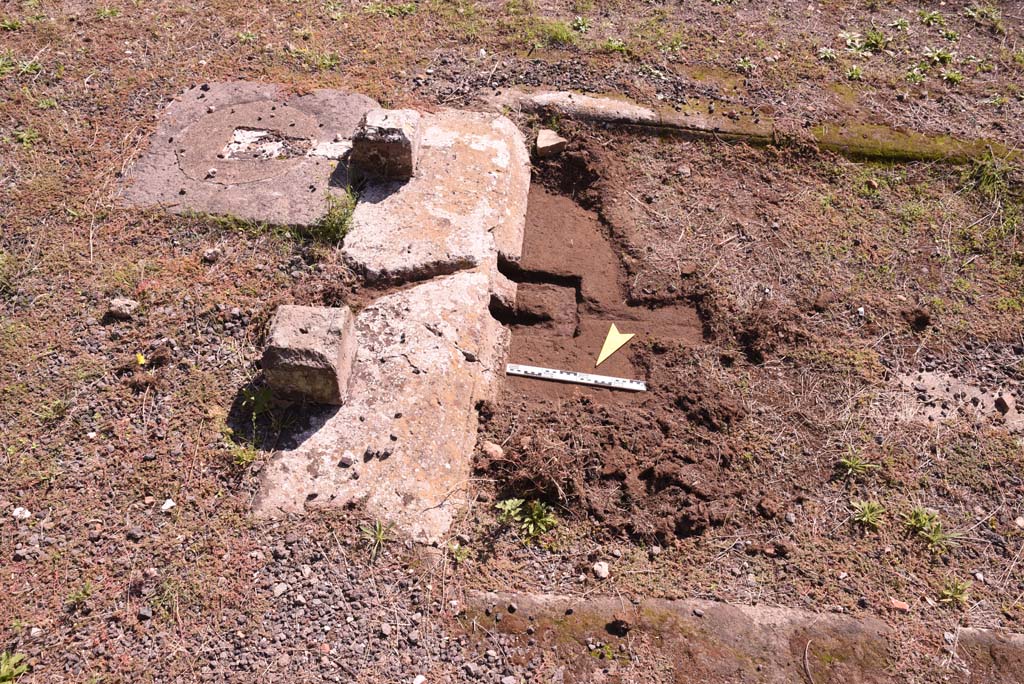 I.4.9 Pompeii. October 2019. Atrium b, looking north from east end of impluvium, with details of remains of table and cistern-mouth. 
Foto Tobias Busen, ERC Grant 681269 D�COR.
