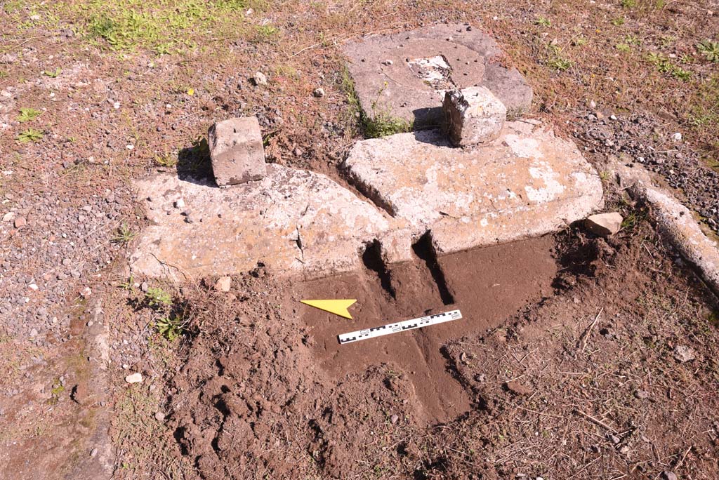I.4.9 Pompeii. October 2019. Atrium b, looking east at east end of impluvium, with details of remains of table and cistern-mouth.
Foto Tobias Busen, ERC Grant 681269 D�COR.
