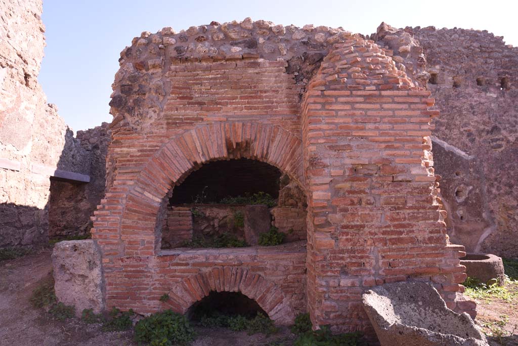 I.4.12 Pompeii. October 2019. Room b, looking south to oven.
Foto Tobias Busen, ERC Grant 681269 D�COR.
