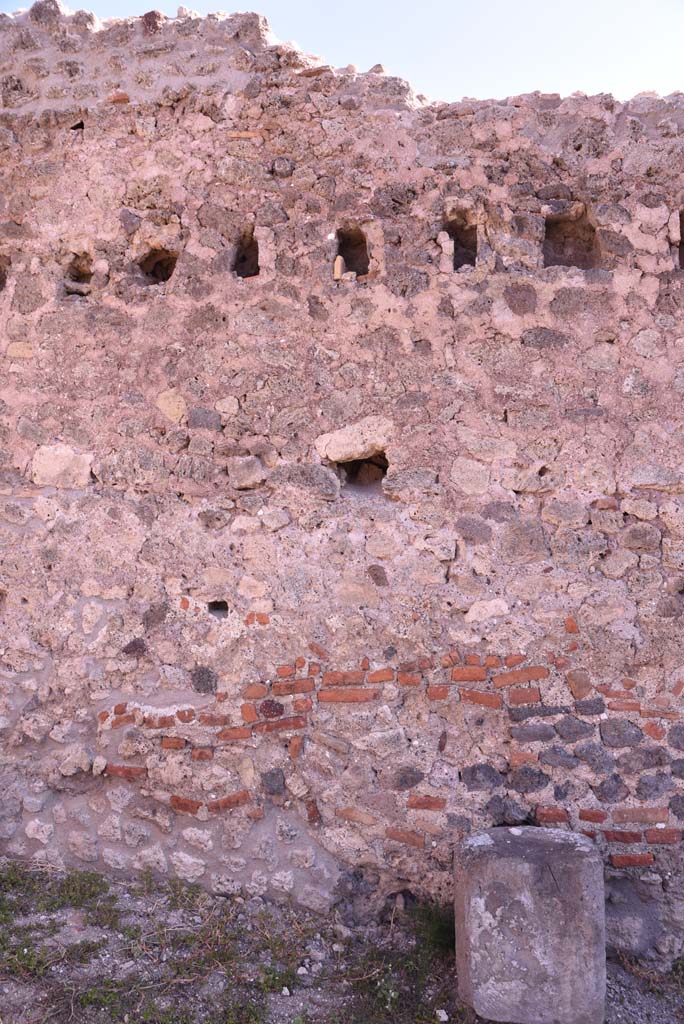 I.4.12 Pompeii. October 2019. Room f, detail from east wall towards the north end of the centre.
Foto Tobias Busen, ERC Grant 681269 D�COR.
