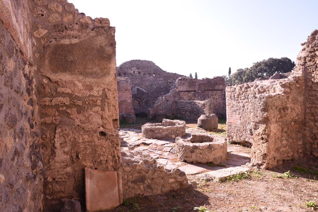 I.4.12 Pompeii. October 2019. Room h, looking south-west through doorway into area g, and across bakery room, b.
Foto Tobias Busen, ERC Grant 681269 D�COR.
