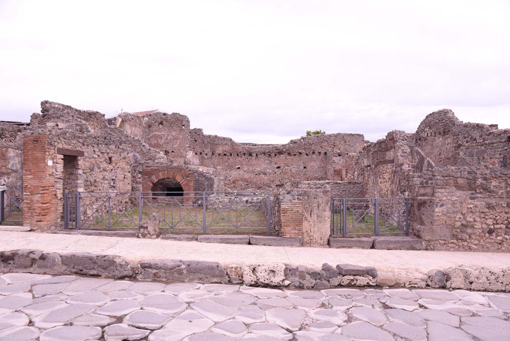 I.4.13, on left, and I.4.12, on right, Pompeii. October 2019. Looking east towards bakery with two linked entrance doorways.      
Foto Tobias Busen, ERC Grant 681269 D�COR.
