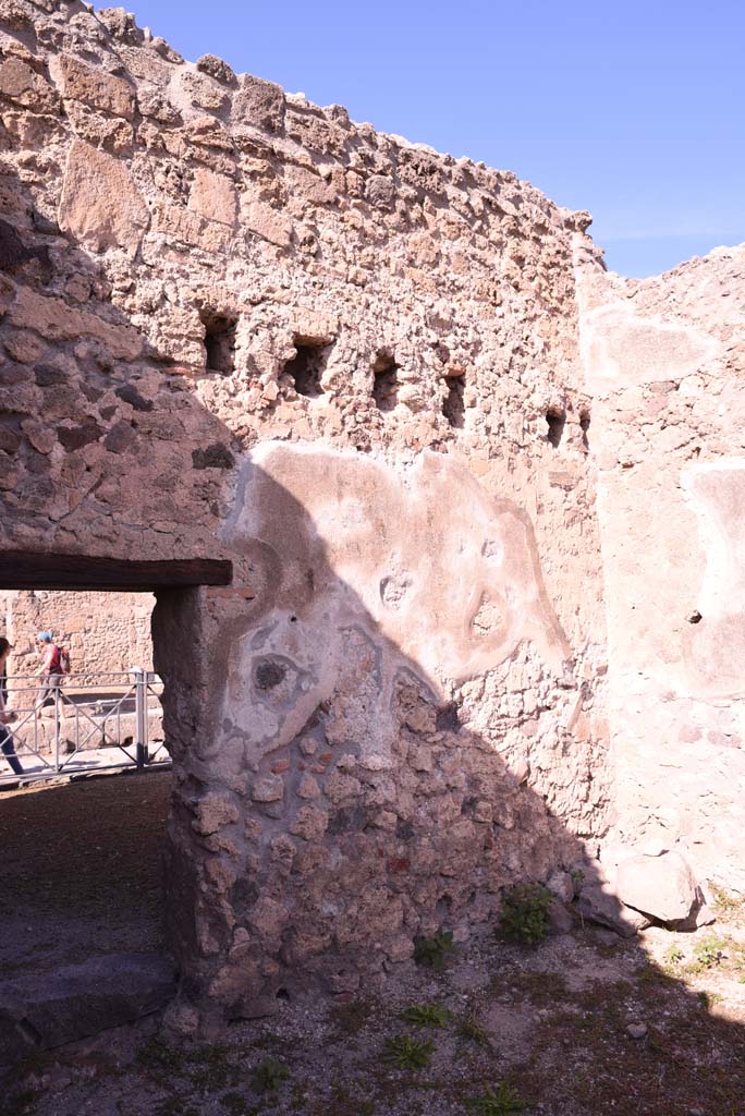 I.4.13 Pompeii. October 2019. Room b, north wall in north-east corner.
Foto Tobias Busen, ERC Grant 681269 D�COR.

