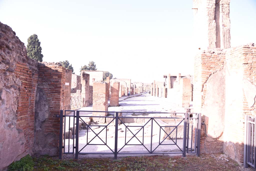 I.4.15/16 Pompeii. October 2019. Looking west across shop towards Holconius� crossroads, and Via dell�Abbondanza.
Foto Tobias Busen, ERC Grant 681269 D�COR.
