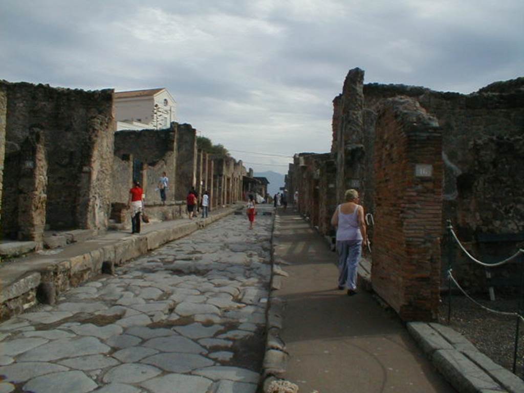 Looking east along Via dell�Abbondanza, May 2005. The entrance doorway to I.4.16, a shop, can be seen on the right.  