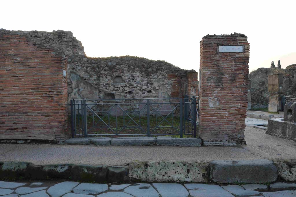 I.4.16 Pompeii. December 2018. Looking south to entrance doorway on Via dell�Abbondanza. Photo courtesy of Aude Durand.