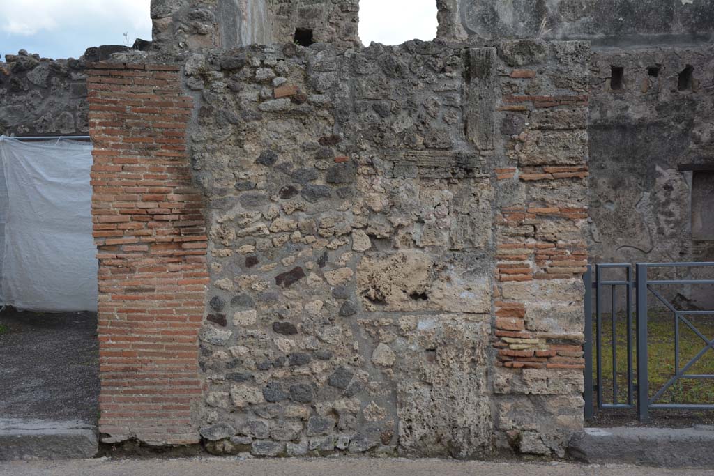 I.4.18 Pompeii. May 2019. Looking south to front fa�ade between I.4.19, on left, and I.4.18, entrance doorway on right.
Foto Tobias Busen, ERC Grant 681269 D�COR.

