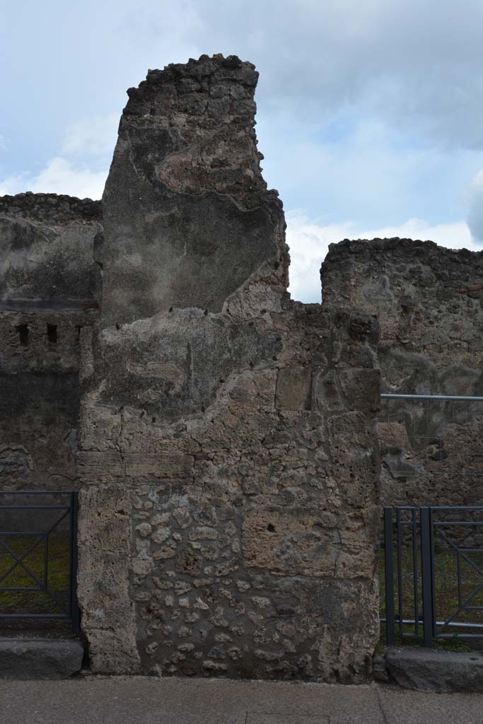 I.4.18 Pompeii. May 2019. 
Looking south to pilaster between I.4.18, on left, and I.4.17, on right.
Foto Tobias Busen, ERC Grant 681269 D�COR.

