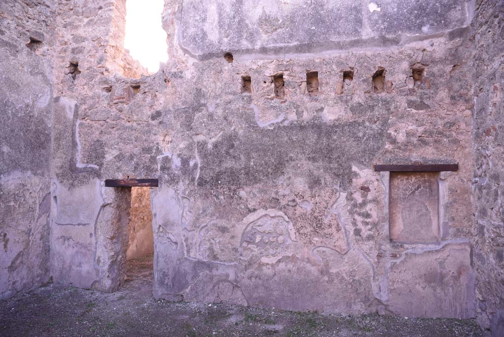 I.4.18 Pompeii. October 2019. Looking towards south wall of workshop with doorway to rear room, and niche.
Foto Tobias Busen, ERC Grant 681269 D�COR.

