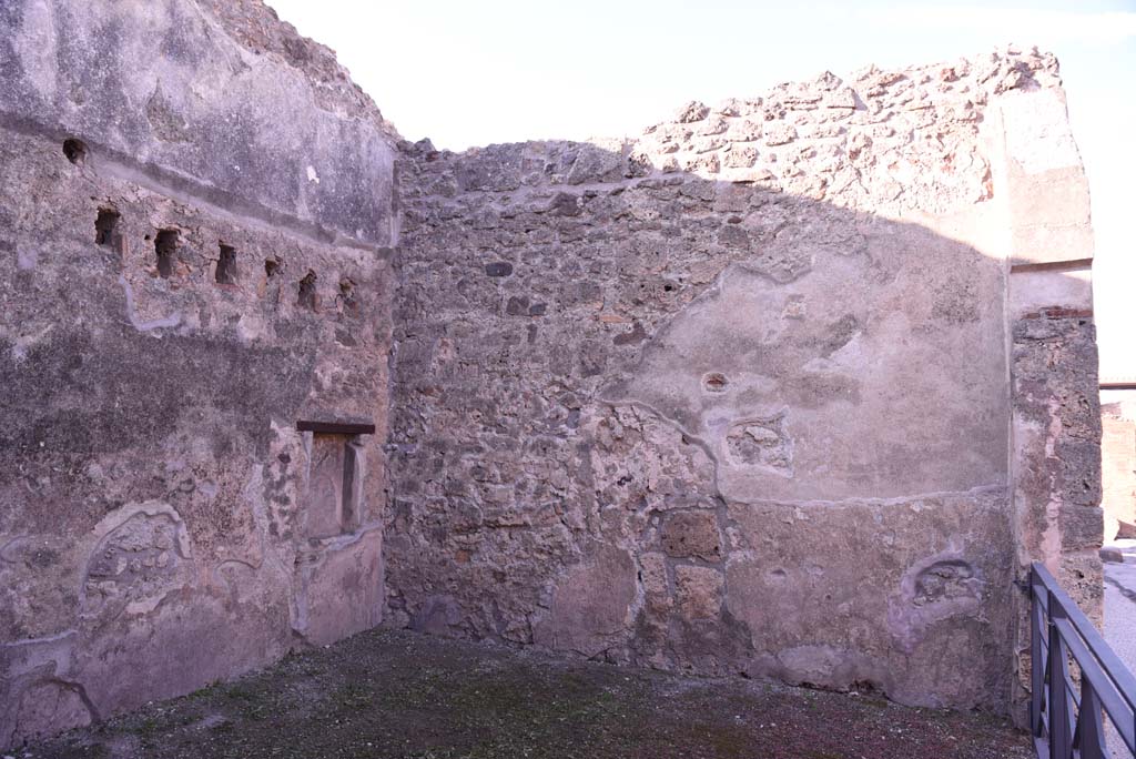 I.4.18 Pompeii. October 2019. Looking across workshop towards south-west corner, with niche in south wall.
Foto Tobias Busen, ERC Grant 681269 D�COR.

