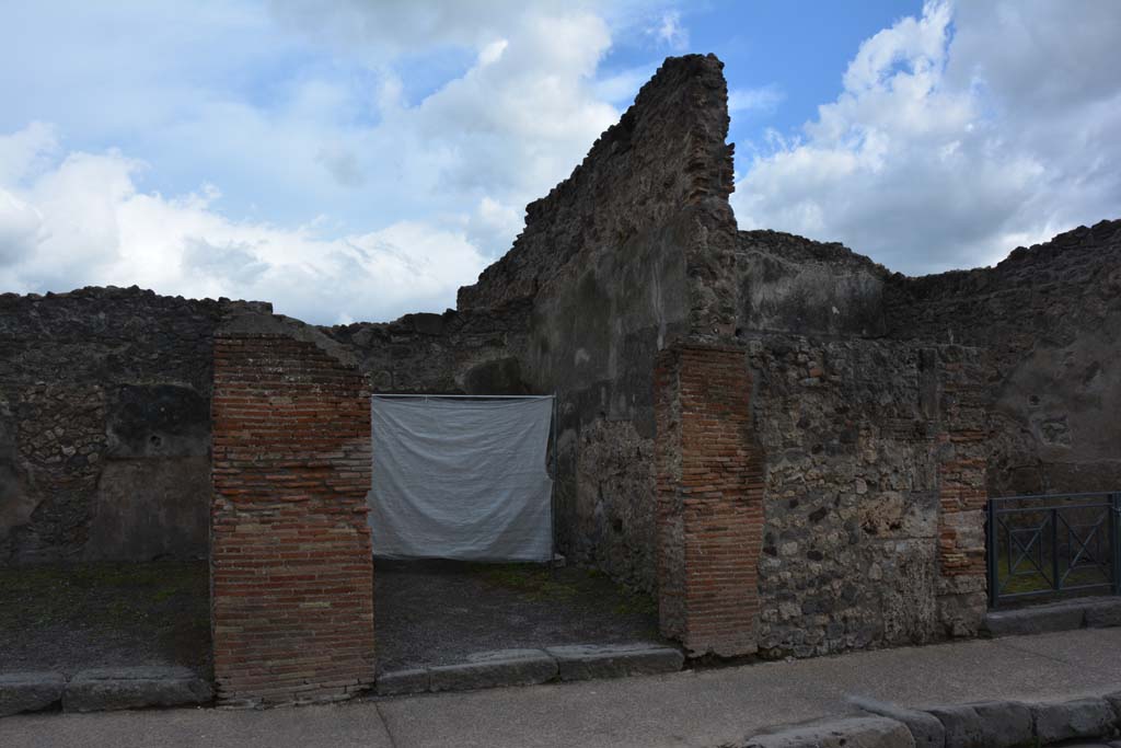 I.4.19 Pompeii. May 2019. Looking south to entrance doorway.
Foto Tobias Busen, ERC Grant 681269 D�COR.
