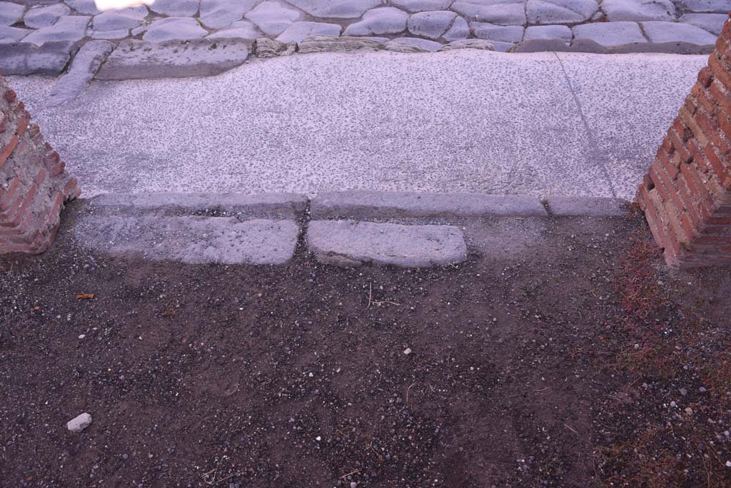I.4.19 Pompeii. October 2019. Threshold from shop-room onto Via dell�Abbondanza.
Foto Tobias Busen, ERC Grant 681269 D�COR.

