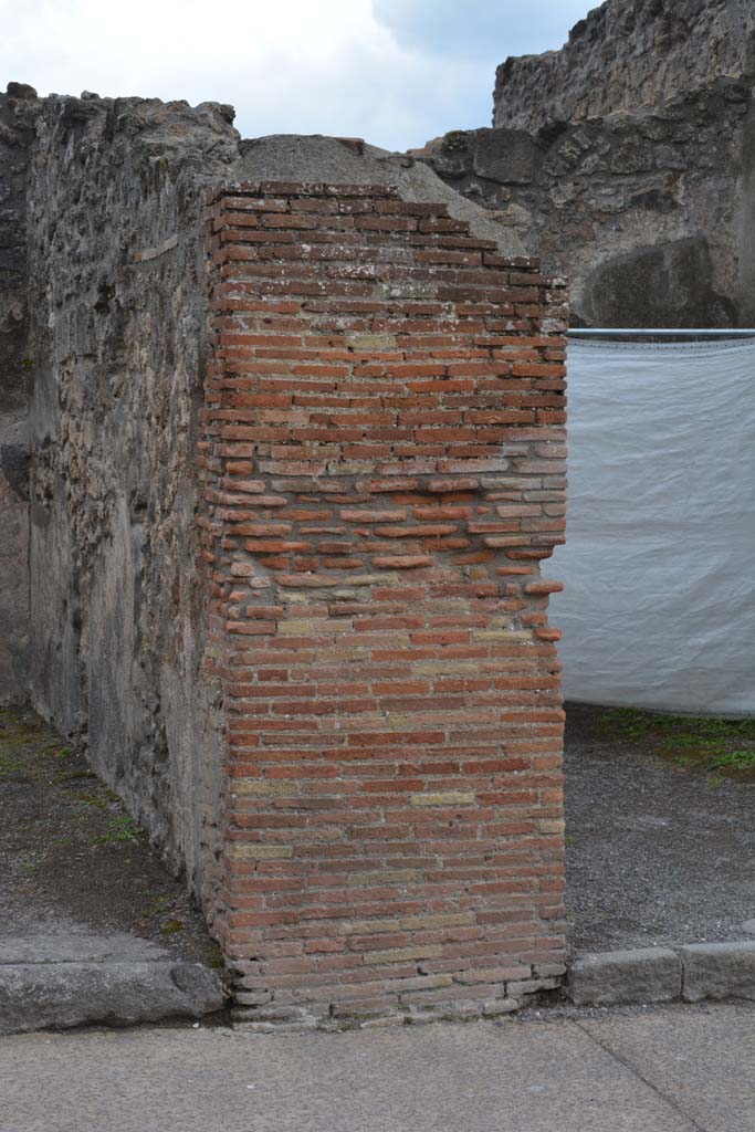 I.4.20 Pompeii. May 2019. 
Detail of masonry pilaster between I.4.20, on left, and I.4.19, on right.
Foto Tobias Busen, ERC Grant 681269 D�COR.

