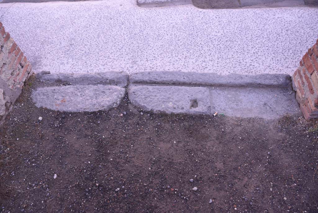 I.4.20 Pompeii. October 2019. Entrance doorway threshold onto Via dell�Abbondanza.
Foto Tobias Busen, ERC Grant 681269 D�COR

