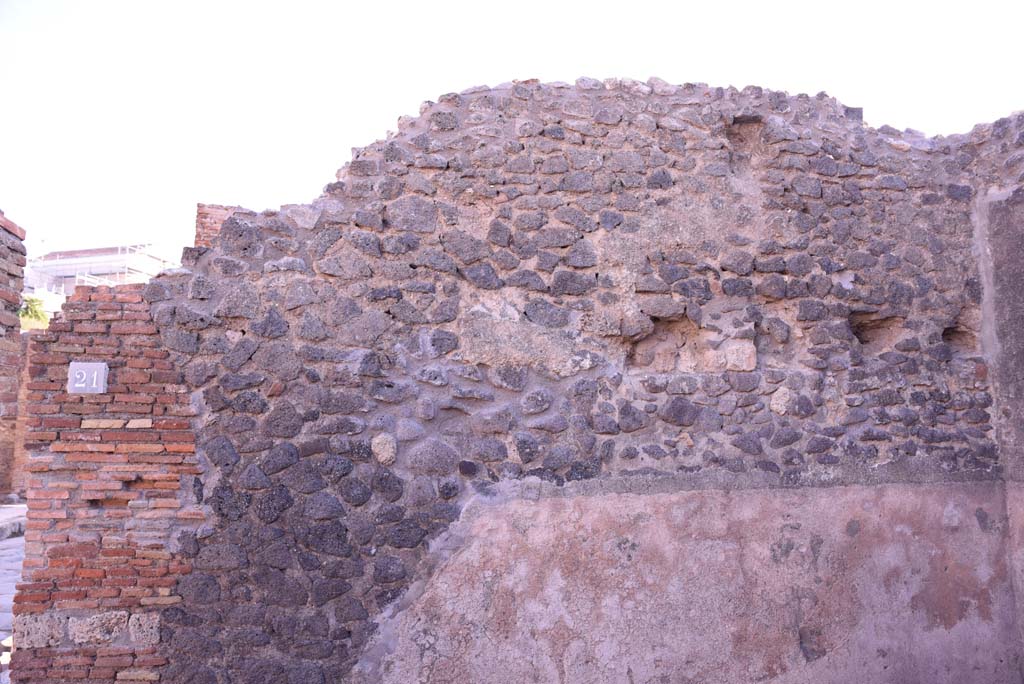 I.4.21 Pompeii. October 2019. Looking towards upper east wall of I.4.21, steps to upper floor, with holes for support beams of upper floor.
Foto Tobias Busen, ERC Grant 681269 D�COR.
