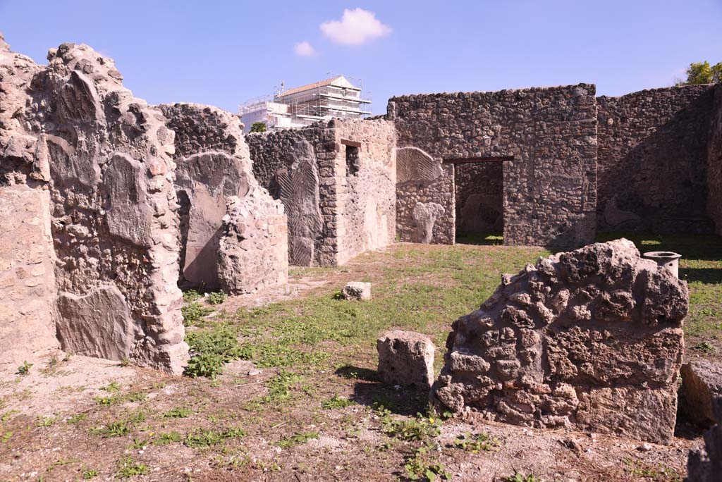 I.4.22 Pompeii. October 2019. Looking east across atrium from room �d�.
Foto Tobias Busen, ERC Grant 681269 D�COR.

